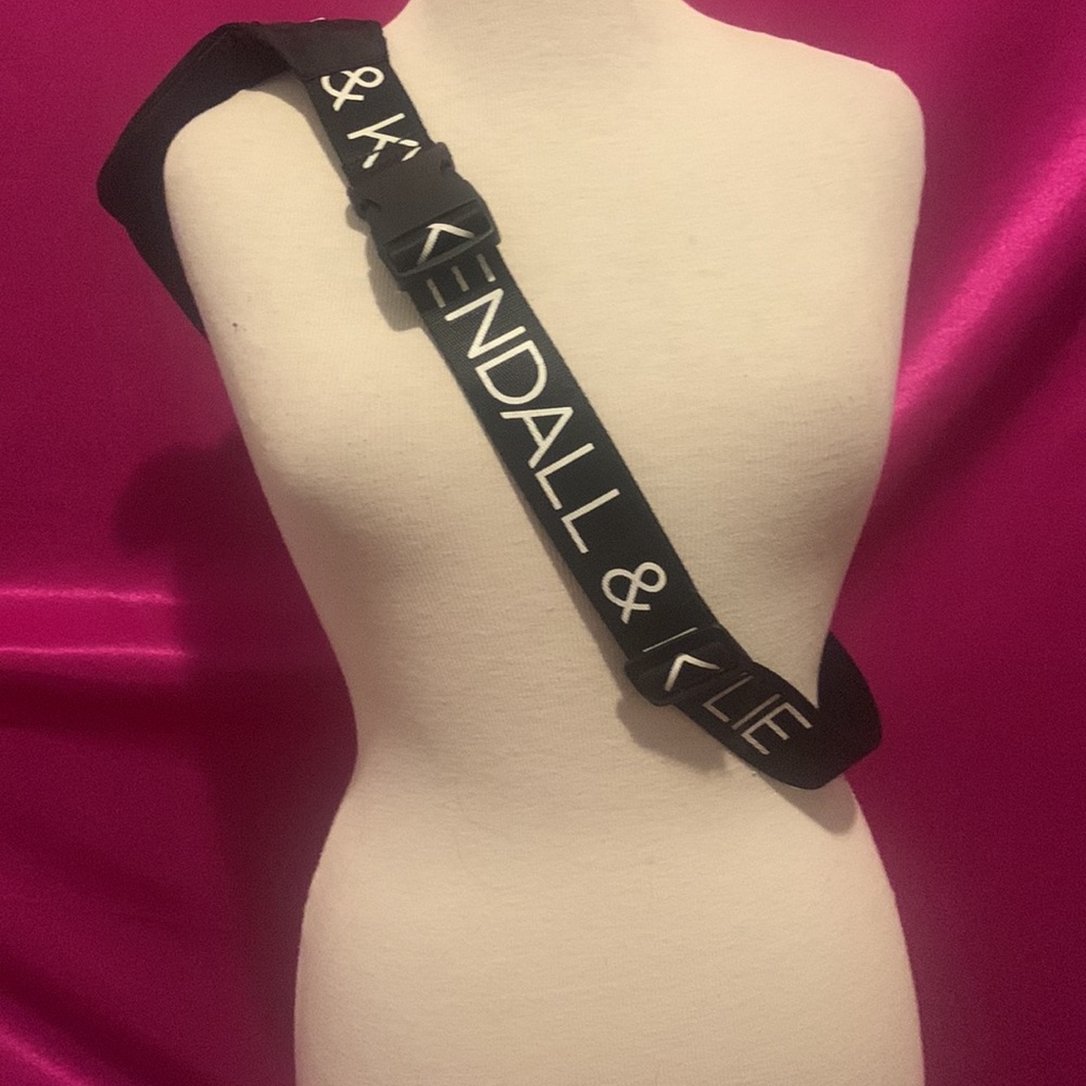 Kylie and Kendall black Crossbody or waist pack pink inside adjustable strap - Picture 4 of 6